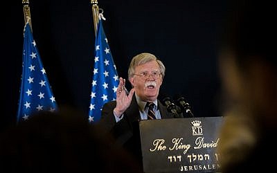 John Bolton lors d'une conférence de presse à Jérusalem, le 22 août 2018 (Crédit : Yonatan Sindel/Flash90)