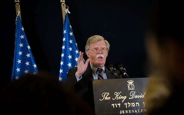 John Bolton lors d'une conférence de presse à Jérusalem, le 22 août 2018 (Crédit : Yonatan Sindel/Flash90) John Bolton lors d'une conférence de presse à Jérusalem, le 22 août 2018 (Crédit : Yonatan Sindel/Flash90)