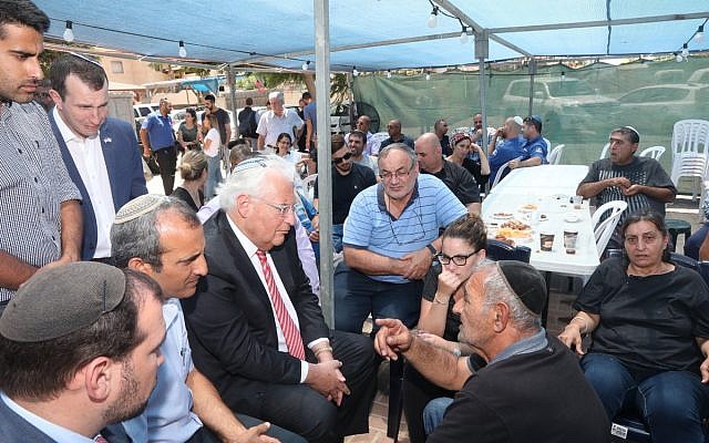 L'ambassadeur américain David Friedman lors d'une visite de condoléances dans la famille de  Yotam Ovadia, tué lors d'un attentat terroriste dans l'implantation d'Adam, en Cisjordanie, le 30 juillet 2018 (Crédit :  Miri Tzahi/Yesha Council)