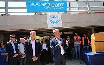 Le PDG de Sodastream Daniel Birnbaum (à gauche) et le PDG de PepsiCo Ramon Laguarta dans l'usine SodaStream, dans le Néguev, le 20 août 2018. (Crédit : Eliran Avital)