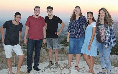 (de gauche à droite) Shahar Glick, Shaun Vetshtein, Noam Hasson, Ayala Englander, Shay Nahum et Ofri Sela dans l'implantation de Peduel en Cisjordanie le 18 juillet 2018. (Crédit : Jacob Magid/Times of Israel)