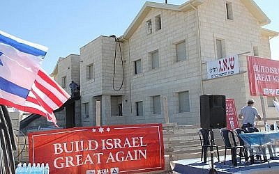 Le nouveau complexe de logement où le gouverneur de l'Arkansas Mike Huckabee a posé des briques dans l'implantation d'Efrat, en Cisjordanie, le 1er août 2018 (Crédit : Jacob Magid/Times of Israel)