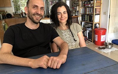 Hai Cohen (à gauche) et Tali Wertheim, partenaires dans "Power of Balance" de la troupe Vertigo, un programme de formation en danse intégrée (Crédit : Jessica Steinberg/Times of Israel)