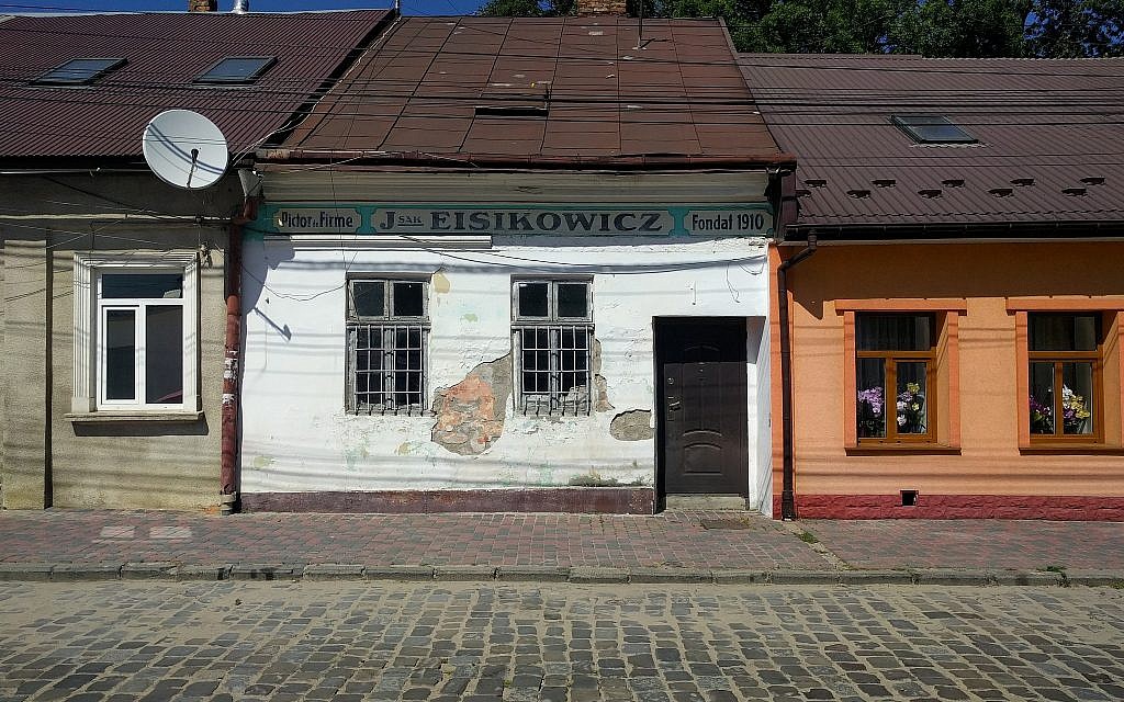 L'échoppe d'un peintre juif Jsak Eisikowicz à Chernivtsi, en Ukraine. (Crédit : Yaakov Schwartz/ Times of Israel)