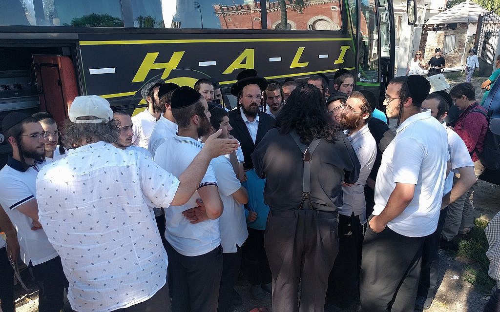 Un groupe d'étudiants hassidiques visitent la synagogue et la tombe du rabbin Avrohom Yaakov Friedman, fondateur de la dynastie de Sadigurer, dans l'ancienne ville de Sadigura, actuelle Chernivtsi, en Ukraine, le 9 août 2018. (Crédit : Yaakov Schwartz/ Times of Israel)