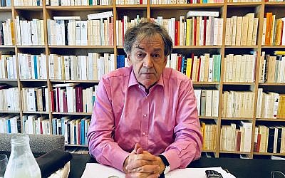 Alain Finkielkraut, dans son appartement parisien. (Crédit : Robert Sarner/ Times of Israel)