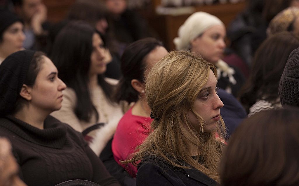 Des femmes assistent à une campagne de sensibilisatiton sur les risques de l'abus sexuel et d'addiction de Amudim. (Crédit : Amudim)