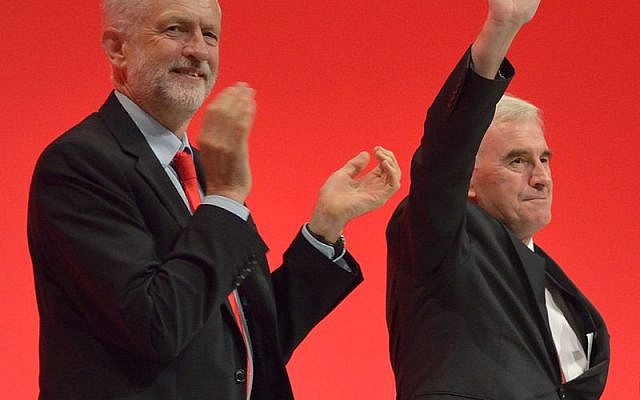 John McDonnell après avoir prononcé un discours à la conférence du parti travailliste de 2016, aux côtés du dirigeant travailliste Jeremy Corbyn (Crédit : Rwendland/CC BY-SA 4.0)
