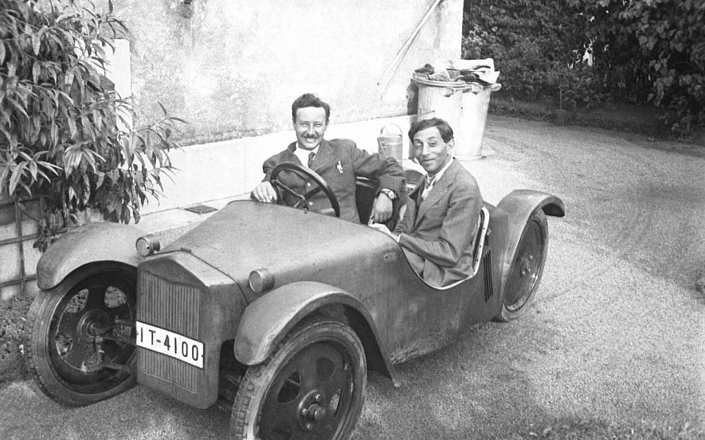 Josef Ganz, (à gauche), avec son Maikafer - ou May Bug - prototype pour le constructeur automobile Adler en 1932, avec son contemporain français Paul Jaray. (Avec l'aimable autorisation de Paul Schilperoord)