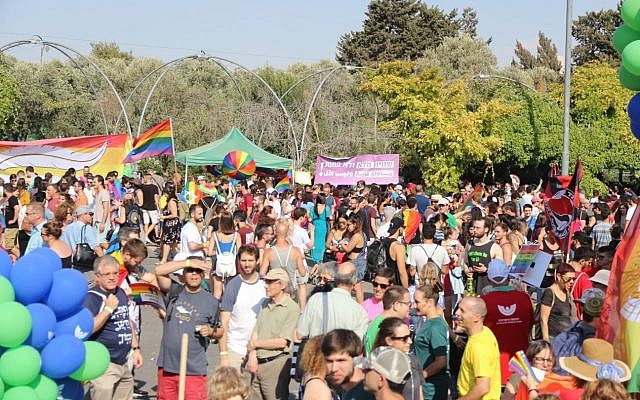 Les participants se rassemblent pour le défilé annuel de la gay pride à Jérusalem, le 2 août 2018. (Crédit : Jacob Magid/Times of Israel) Les participants se rassemblent pour le défilé annuel de la gay pride à Jérusalem, le 2 août 2018. (Crédit : Jacob Magid/Times of Israel)