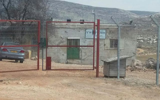 L'institut Mishpetei Eretz à proximité de l'implantation d'Ofra, en Cisjordanie (Crédit : Kerem Navot)