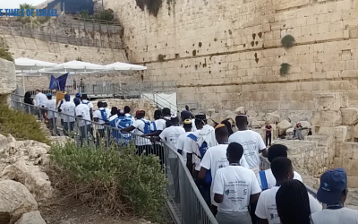 Les jeunes Abayudayas lors d'un voyage de Birthright en Israël vont au Mur occidental (Capture d'écran)