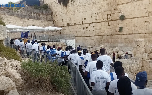 Les jeunes Abayudayas lors d'un voyage de Birthright en Israël vont au Mur occidental (Capture d'écran)