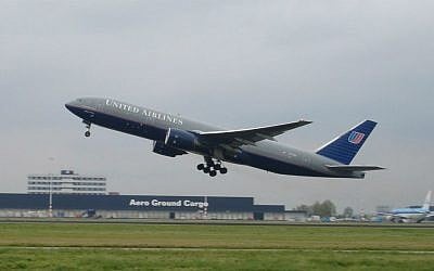 Photo d'illustration : Un boeing 777 United Airlines au décollage, le 16 octobre 2004 (Crédit : Wikipedia/Solitude/CC BY-SA 2.0)