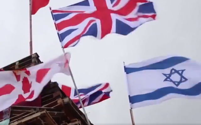 Drapeaux britanniques et israéliens incendiés dans un feu de camps le 15 août 2018 à Derry, en Irlande du Nord. (Capture d'écran: Twitter) Drapeaux britanniques et israéliens incendiés dans un feu de camps le 15 août 2018 à Derry, en Irlande du Nord. (Capture d'écran: Twitter)