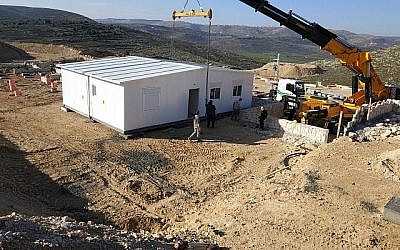 La première caravane est placée sur le terrain de la nouvelle implantation Amichai pour les évacués de l'avant-poste illégal d'Amona le 21 février 2018. (Courtoisie : les évacués d'Amona)