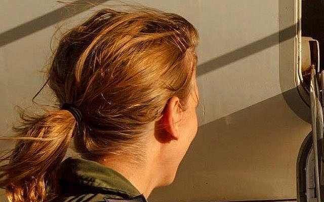 Une photo non-datée du Major "G" devenue la toute première pilote à commander une escadron de vol de l'armée israélienne, le 7 août 2018 (Crédit : Armée israélienne)