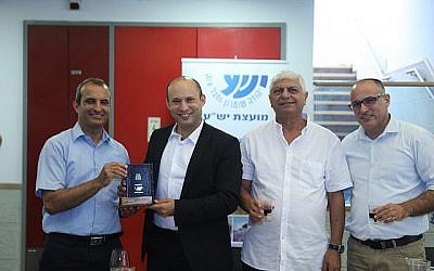 De gauche à droite : le président du conseil de Yesha Hananel Dorani, le ministre de l'Education Naftali Bennett, le maire de Maalé Adumim Benny Kashriel et le directeur général de Yesha Yigal Dilmoni. (Crédit : Conseil de Yesha)