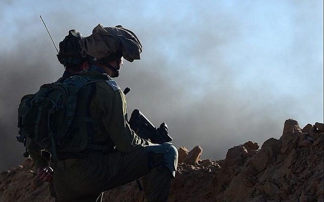 Des soldats israéliens positionnés en défense à proximité de la frontière avec Gaza au cours d'une manifestation violente palestinienne, le 27 juillet 2018 (Crédit : Armée israélienne) Des soldats israéliens positionnés en défense à proximité de la frontière avec Gaza au cours d'une manifestation violente palestinienne, le 27 juillet 2018 (Crédit : Armée israélienne)