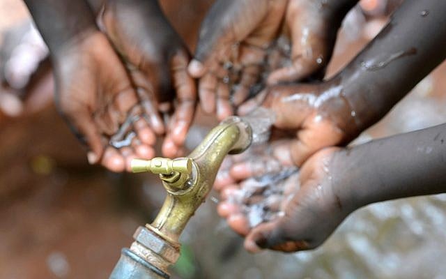 Photo d'illustration. Des mains d'enfants africains sous un robinet d'eau (Crédit : Iborgogniels; iStock by Getty Images) Photo d'illustration. Des mains d'enfants africains sous un robinet d'eau (Crédit : Iborgogniels; iStock by Getty Images)