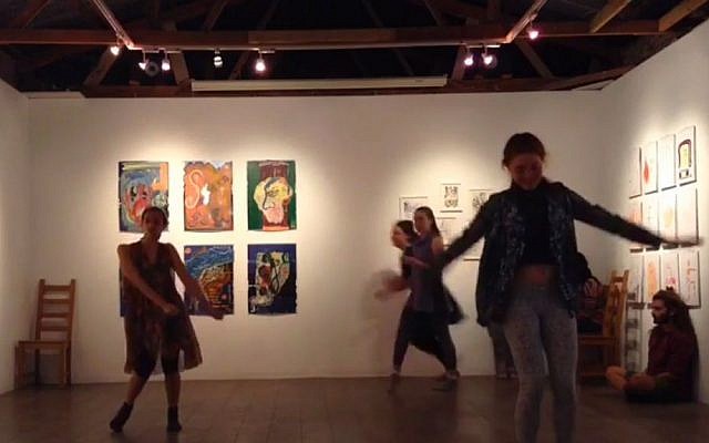 Spectacle de danse à la galerie Barbur de Jérusalem en 2017 (Capture d'écran : YouTube)
