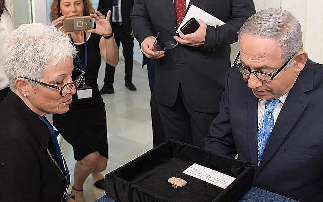 Le Premier ministre Benjamin Netanyahu et Amanda Weiss, directrice du Musée des terres bibliques à Jérusalem, avec une tablette d'argile vieille de 2 600 ans portant le nom de "Benayahu ben Netanyahu" prêtée au Bureau du Premier ministre pour l'année prochaine, le 21 août 2018 (Crédit : GPO) Le Premier ministre Benjamin Netanyahu et Amanda Weiss, directrice du Musée des terres bibliques à Jérusalem, avec une tablette d'argile vieille de 2 600 ans portant le nom de "Benayahu ben Netanyahu" prêtée au Bureau du Premier ministre pour l'année prochaine, le 21 août 2018 (Crédit : GPO)