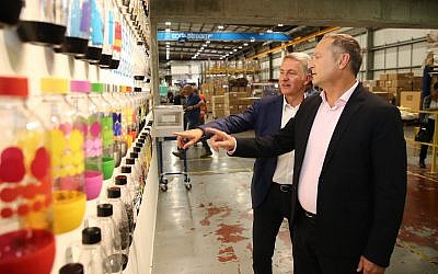 Le PDG de Sodastream Daniel Birnbaum (à droite) et le PDG de PepsiCo Ramon Laguarta dans l'usine SodaStream, dans le Néguev, le 20 août 2018. (Crédit : Eliran Avital)