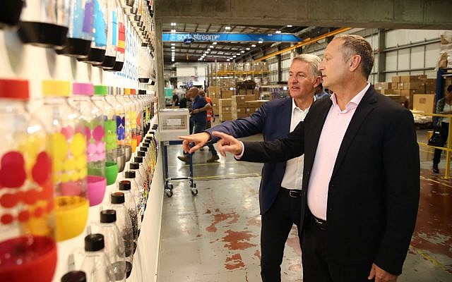 Le PDG de Sodastream Daniel Birnbaum (à droite) et le PDG de PepsiCo Ramon Laguarta dans l'usine SodaStream, dans le Néguev, le 20 août 2018. (Crédit : Eliran Avital)