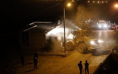 L'armée israélienne démolit la maison du terroriste palestinien Muhammad Yousef dans le village de Kobar en Cisjordanie, le 28 août 2018. (Crédit : armée israélienne)