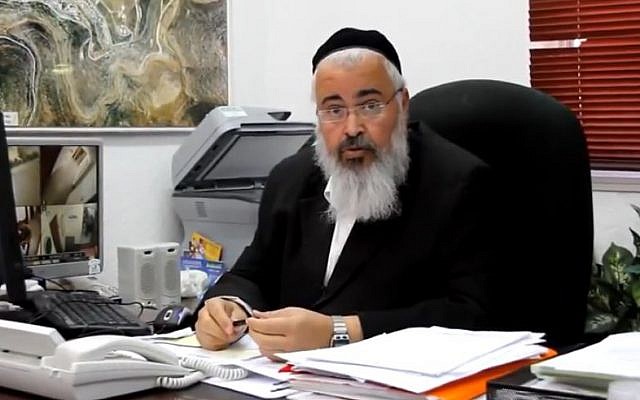 Le maire de l'implantation d'Emmanuel Ezra Gershi, dans son bureau, le 11 décembre 2011. (Crédit capture d'écran YouTube) Le maire de l'implantation d'Emmanuel Ezra Gershi, dans son bureau, le 11 décembre 2011. (Crédit capture d'écran YouTube)