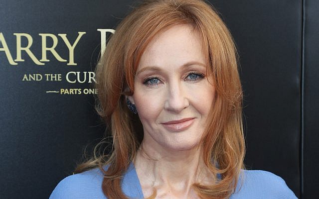 J.K. Rowling poses, à Broadway, le 22 août 2018 à New York City. (Crédit : Bruce Glikas/FilmMagic via JTA) J.K. Rowling poses, à Broadway, le 22 août 2018 à New York City. (Crédit : Bruce Glikas/FilmMagic via JTA)