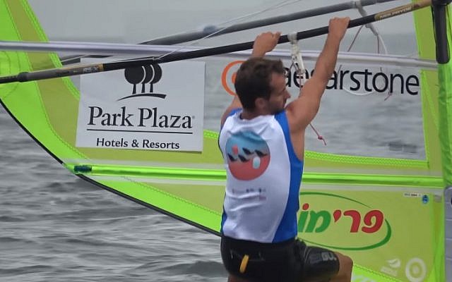 Yoav Omer, windsurfer israélien, au championnat d'Europe RS:X à Sopot, en Pologne, le 24 août 2018. (Capture d'écran : YouTube) Yoav Omer, windsurfer israélien, au championnat d'Europe RS:X à Sopot, en Pologne, le 24 août 2018. (Capture d'écran : YouTube)