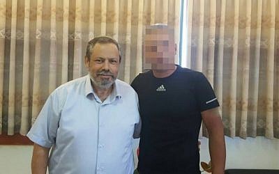 Le chef du conseil des habitants d'implantation juives de Hébron Yochai Damari, à gauche, avec le Palestinien venu en aide à la famille Mark après l'attentat terroriste qui avait tué le rabbin Miki Mark, le 1er juillet 2016 (Crédit : Conseil régional de Har Hebron)