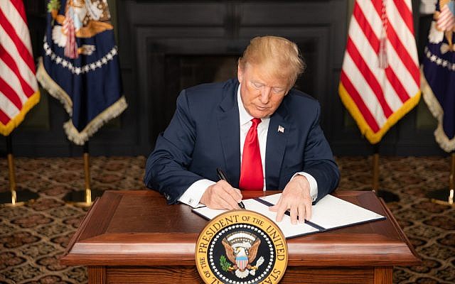 Le président américain Donald J. Trump signe une ordonnance exécutive sur les sanctions de l'Iran au Trump National Golf Club, à Bedminster Township, dans le New Jersey, le 6 août 2018. (Photo officielle de la Maison-Blanche par Shealah Craighead) Le président américain Donald J. Trump signe une ordonnance exécutive sur les sanctions de l'Iran au Trump National Golf Club, à Bedminster Township, dans le New Jersey, le 6 août 2018. (Photo officielle de la Maison-Blanche par Shealah Craighead)