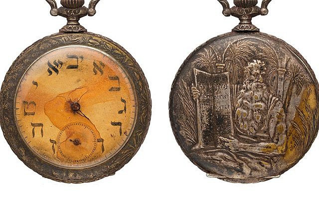 Une montre de poche avec des lettres hébraïques sur le cadran qui appartenait à un immigrant juif russe mort à bord du Titanic. (Twitter via JTA)