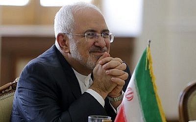 Le ministre iranien des Affaires étrangères  Javad Zarif lors d'une rencontre avec son homologue de Corée du nord, Ri Yong Ho, à Téhéran, le 7 août 2018 (Crédit :  AFP Photo/Atta Kenare)