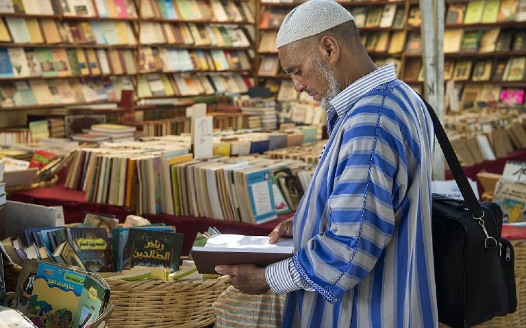 Un client consulte des livres dans une librairie de la capitale marocaine de Rabat, le 9 août 2018. Sur les principales artères du vieux Rabat, des dizaines de libraires itinérants proposent des livres en français, en arabe et parfois en anglais, jusqu'à dix fois moins chers que leurs originaux. (AFP PHOTO / FADEL SENNA) Un client consulte des livres dans une librairie de la capitale marocaine de Rabat, le 9 août 2018. Sur les principales artères du vieux Rabat, des dizaines de libraires itinérants proposent des livres en français, en arabe et parfois en anglais, jusqu'à dix fois moins chers que leurs originaux. (AFP PHOTO / FADEL SENNA)