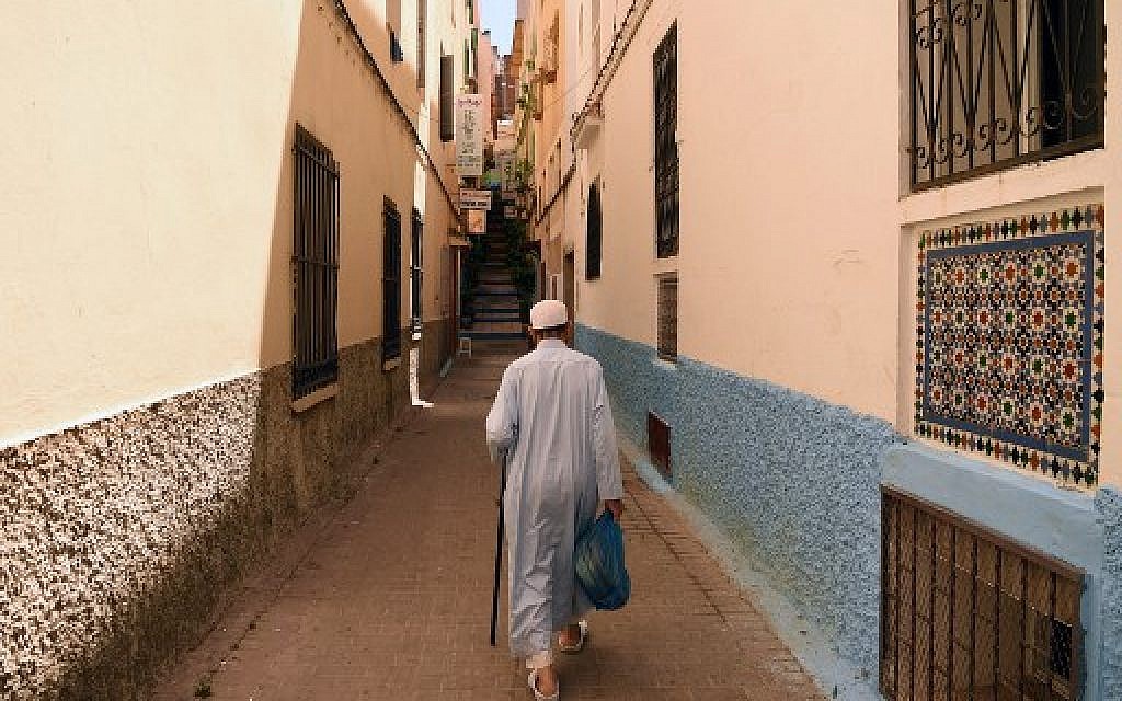Un homme déambule dans les rues de la Vieille Ville de portuaire de Tanger, au Maroc, le 13 août 2018. (Crédit : AFP/ FADEL SENNA)
