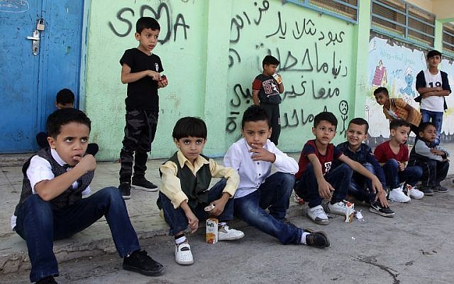 Des enfants palestiniens devant l'école de l'Office de secours et de travaux pour les réfugiés palestiniens (UNRWA) de l'ONU dans le camp de réfugiés de Baqaa, à proximité d'Amman, le 2 septembre 2018 (Crédit : / AFP PHOTO / AHMAD ABDO) Des enfants palestiniens devant l'école de l'Office de secours et de travaux pour les réfugiés palestiniens (UNRWA) de l'ONU dans le camp de réfugiés de Baqaa, à proximité d'Amman, le 2 septembre 2018 (Crédit : / AFP PHOTO / AHMAD ABDO)