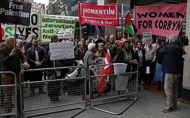 Des manifestants lors d'une manifestation aux abords des bureaux du parti d'opposition du Labour dans le centre de Londres, le 4 septembre 2018 (Crédit : AFP PHOTO / Daniel LEAL-OLIVAS)