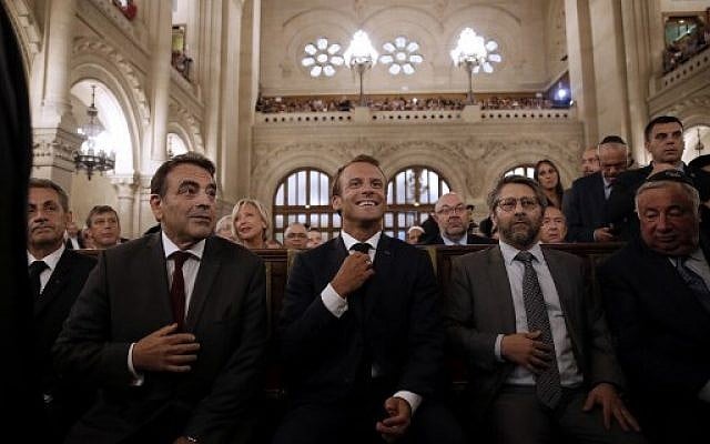 De gauche à droite : Le président du consistoire de Paris Joel Mergui, l'ancien président français Nicolas Sarkozy, 
le président Emmanuel Macron, le grand-rabbin de France Haim Korsia, et le président du Sénat Gerard Larcher à la Grande Synagogue de Paris, à l'occasion d'une cérémonie pour Rosh Hashana, le 4 septembre 2018. (Crédit : AFP / POOL / YOAN VALAT)