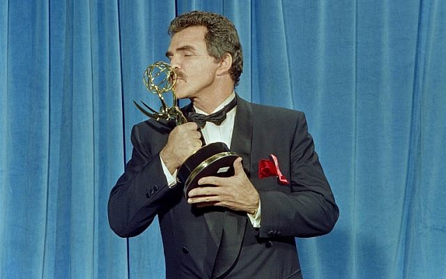 L'acteur américain Burt Reynolds lors de la 43ème édition des Emmy Awards qui ont récompensé son premier rôle dans "Evening Shade", le 25 août 1991. Il est décédé à 82 ans, le 6 septembre 2018. (Crédit : / AFP PHOTO / Scott FLYNN) L'acteur américain Burt Reynolds lors de la 43ème édition des Emmy Awards qui ont récompensé son premier rôle dans "Evening Shade", le 25 août 1991. Il est décédé à 82 ans, le 6 septembre 2018. (Crédit : / AFP PHOTO / Scott FLYNN)