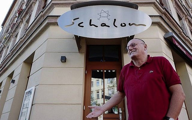 Uwe Dziuballa, propriétaire du restaurant « Schalom » à Chemnitz, dans l’est de l’Allemagne, décrit à un journaliste, le 8 septembre 2018, que son restaurant a été attaqué par un groupe d’hommes masqués le 27 août 2018 lors d’une attaque antisémite. (Crédit : AFP / John MacDougall) Uwe Dziuballa, propriétaire du restaurant « Schalom » à Chemnitz, dans l’est de l’Allemagne, décrit à un journaliste, le 8 septembre 2018, que son restaurant a été attaqué par un groupe d’hommes masqués le 27 août 2018 lors d’une attaque antisémite. (Crédit : AFP / John MacDougall)