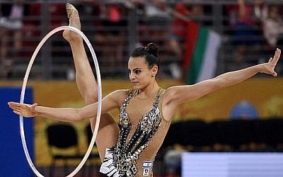L'Israélienne Linoy Ashram pendant la finale all-around des championnats du monde de gymnastique rythmique à  l'Arena Armeec, à Sofia, le 14 septembre 2018. (Crédit :  AFP PHOTO / Dimitar DILKOFF)