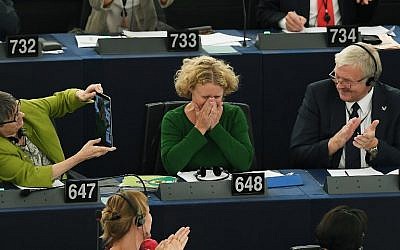 Judith Sargentini (C), membre du Parlement européen, réagit après le vote sur la situation en Hongrie lors d'une séance de vote au Parlement européen le 12 septembre 2018 à Strasbourg, Est de la France. (AFP PHOTO / FREDERICK FLORIN)
