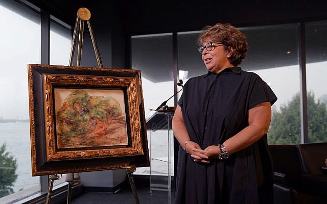 Un tableau de Renoir, 'Deux Femmes Dans Un Jardin,' volé par les nazis, a été restitué à Sylvie Sulitzer, durant une cérémonie au Museum of Jewish Heritage à New York le 12 septembre 12. (Crédit : AFP/Timothy A. Clary) Un tableau de Renoir, 'Deux Femmes Dans Un Jardin,' volé par les nazis, a été restitué à Sylvie Sulitzer, durant une cérémonie au Museum of Jewish Heritage à New York le 12 septembre 12. (Crédit : AFP/Timothy A. Clary)