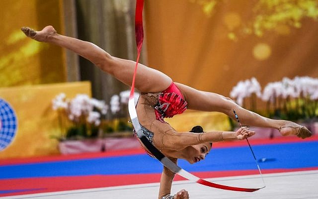 L'Israélienne Linoy Ashram pendant la finale all-around des championnats du monde de gymnastique rythmique à l'Arena Armeec, à Sofia, le 14 septembre 2018 (Crédit : AFP PHOTO / Dimitar DILKOFF) L'Israélienne Linoy Ashram pendant la finale all-around des championnats du monde de gymnastique rythmique à l'Arena Armeec, à Sofia, le 14 septembre 2018 (Crédit : AFP PHOTO / Dimitar DILKOFF)