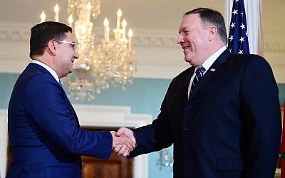 Le ministre marocain des Affaires étrangères Nasser Bourita (à gauche) serre la main du secrétaire d'État américain Mike Pompeo au département d'État américain à Washington, DC, le 17 septembre 2018. (AFP PHOTO / Jim WATSON)