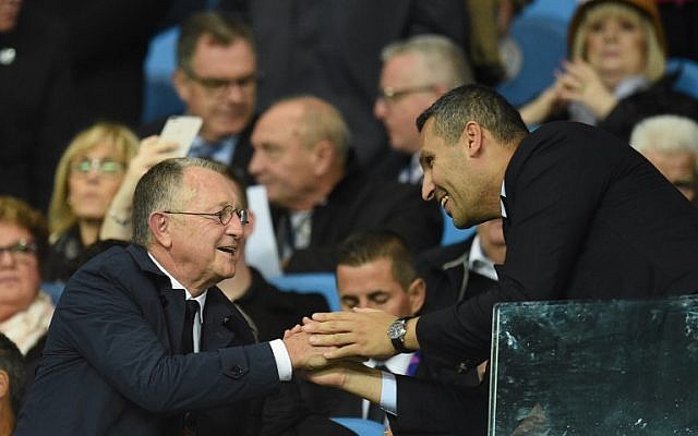Le président lyonnais Jean-Michel Aulas (à gauche) accueille Khaldoon Al Mubarak, président de Manchester City, avant le match de football du groupe F de l'UEFA Champions League entre Manchester City et Lyon au stade Etihad à Manchester, au nord-ouest de l'Angleterre, le 19 septembre 2018. (AFP PHOTO / Oli SCARFF) Le président lyonnais Jean-Michel Aulas (à gauche) accueille Khaldoon Al Mubarak, président de Manchester City, avant le match de football du groupe F de l'UEFA Champions League entre Manchester City et Lyon au stade Etihad à Manchester, au nord-ouest de l'Angleterre, le 19 septembre 2018. (AFP PHOTO / Oli SCARFF)
