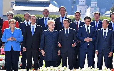 Les participants posent pour une photo de famille dans le jardin de Mirabellgarten devant l'Université Mozarteum lors du Sommet informel des chefs d'État ou de gouvernement de l'UE à Salzbourg, Autriche, le 20 septembre 2018 (Première rangée, de gauche à droite) La chancelière allemande Angela Merkel, le Premier ministre finlandais Juha Sipila, la Présidente lituanienne Dalia Grybauskaite, le Président français Emmanuel Macron, le Chancelier autrichien Sebastian Kurz et le président du Conseil européen Donald Tusk ; (rangée derrière, de gauche à droite) Le Premier ministre britannique Theresa May, le Premier ministre maltais Joseph Muscat, le Premier ministre slovaque Peter Pellegrini, le Premier ministre néerlandais Mark Rutte, le Premier ministre luxembourgeois Xavier Bettel, le Premier ministre de Lettonie Maris Kucinskis et le Premier ministre italien Giuseppe Conte. (AFP PHOTO / JOE KLAMAR)